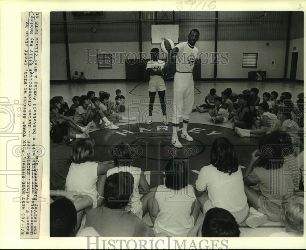 1985 Press Photo Harlem Globetrotters basketball player Billy Ray Hobley clinic - Historic Images