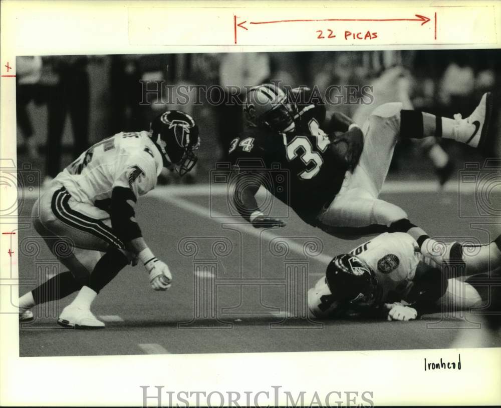 1990 Press Photo New Orleans Saints Craig Heyward Falls Over Player - nos15600 - Historic Images