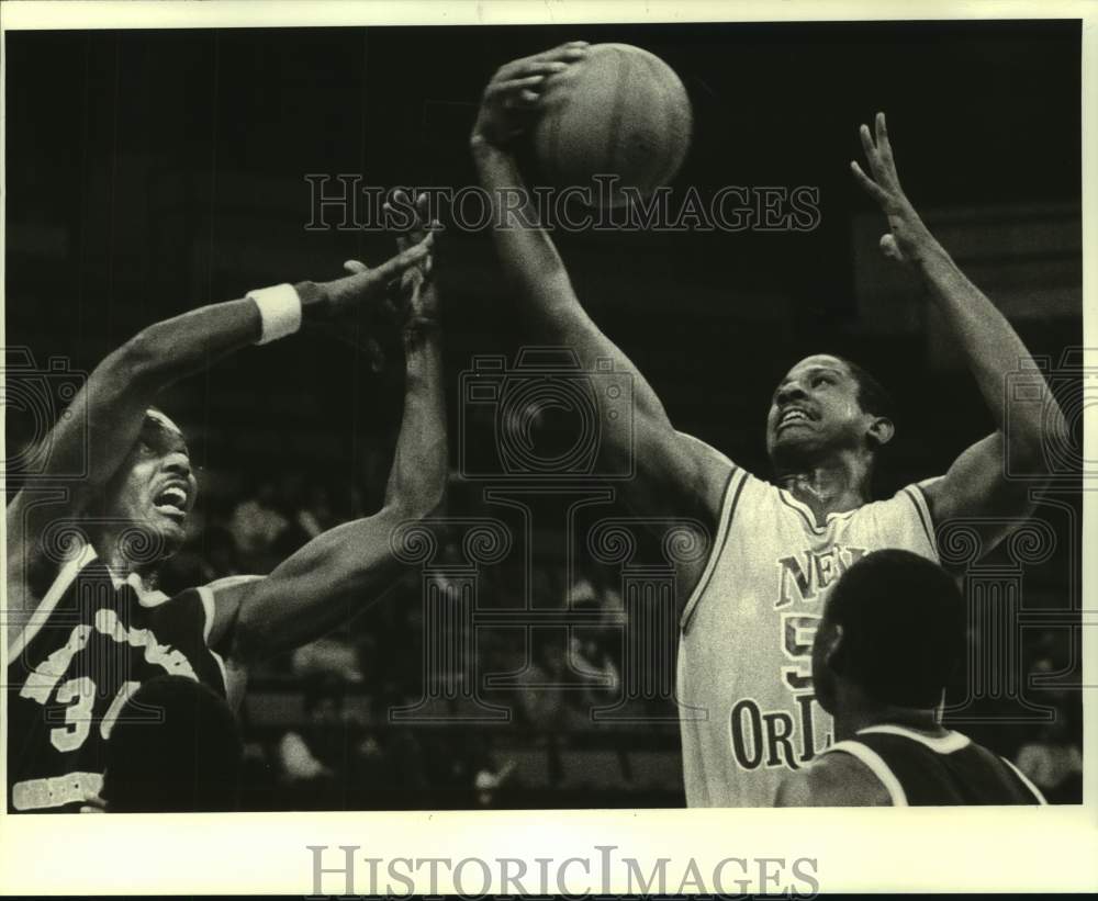 1984 Press Photo New Orleans and UNC-Greensboro a play men&#39;s college basketball - Historic Images