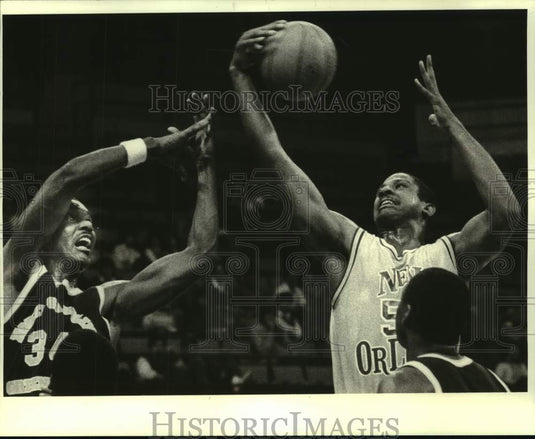 1984 Press Photo New Orleans and UNC-Greensboro a play men's college basketball - Historic Images