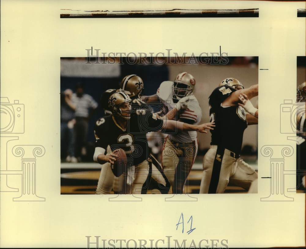 1995 Press Photo New Orleans Saints Quarterback Bobby Hebert Looks Down Field - Historic Images