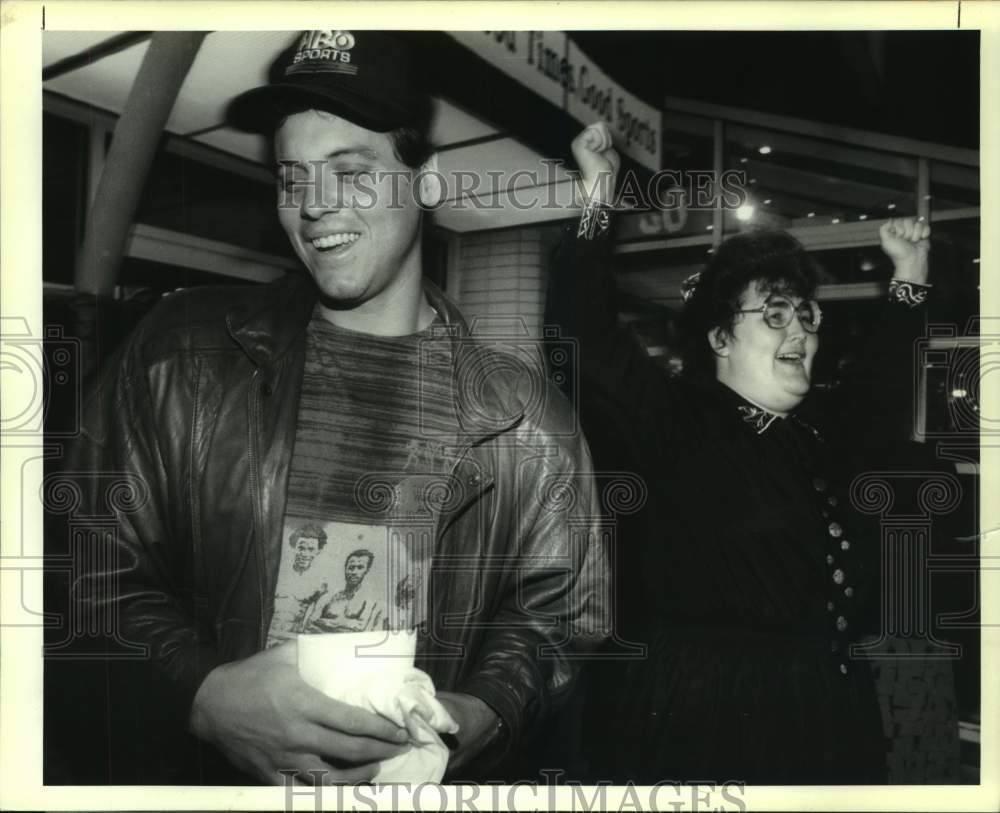 Press Photo New Orleans Saints football player Bobby Hebert, fan Lydia Kinchen- Historic Images