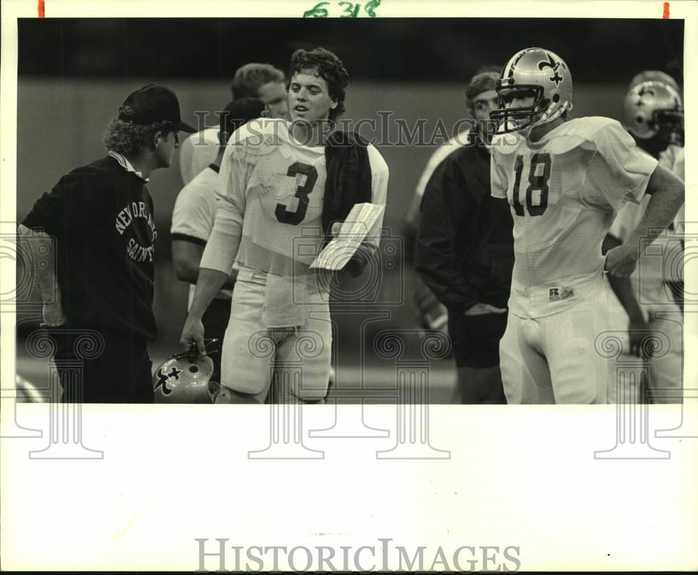 1986 Press Photo New Orleans Saints quarterbacks and coach during practice - Historic Images