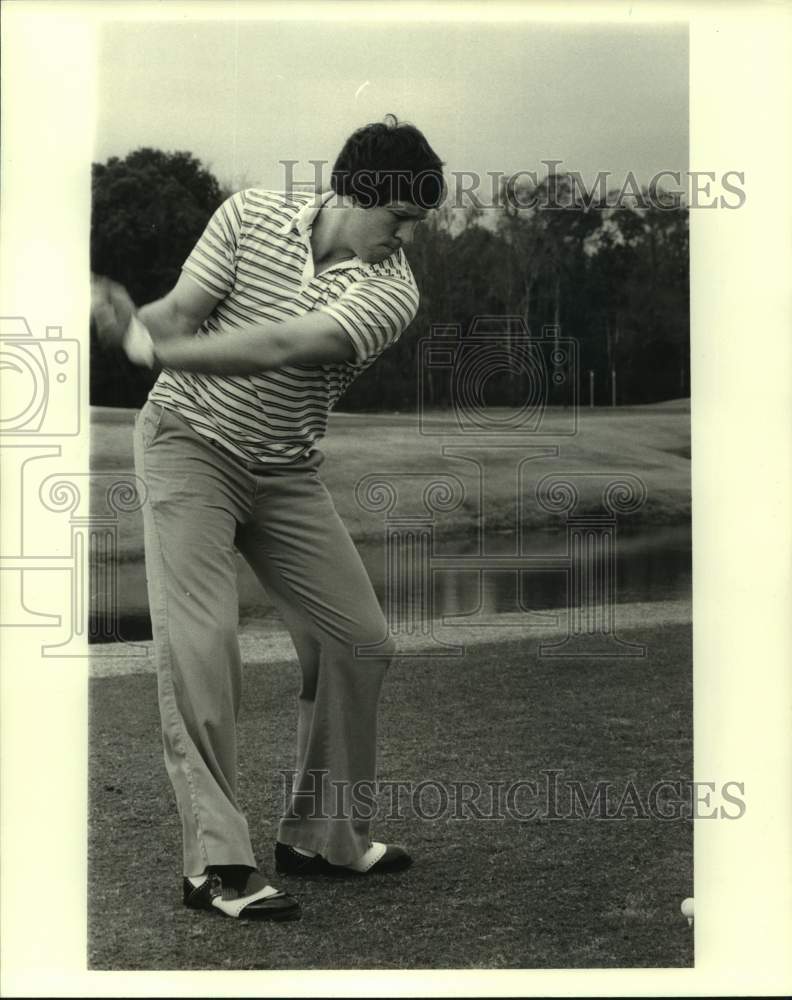 1978 Press Photo New Orleans Saints football player Lee Gross plays golf - Historic Images