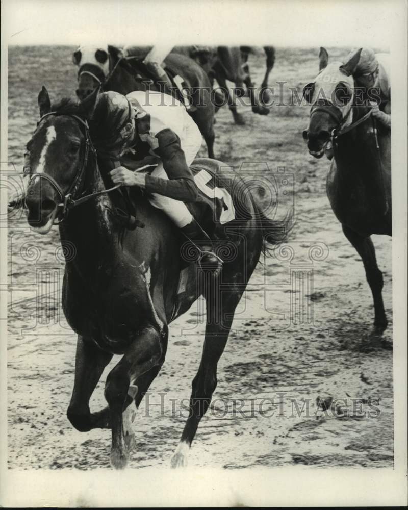 1968 Press Photo Fair Grounds jockey Eldon Hall and mount in the lead- Historic Images