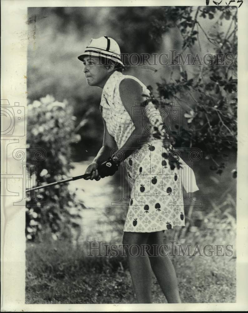 1975 Press Photo Martha Harlan plays the NOWGA golf semifinals - Historic Images