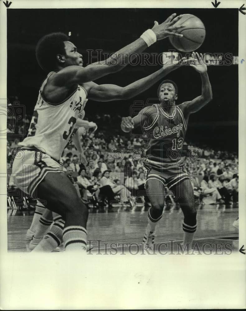 1977 New Orleans Jazz and Chicago Bulls play NBA basketball - Historic Images