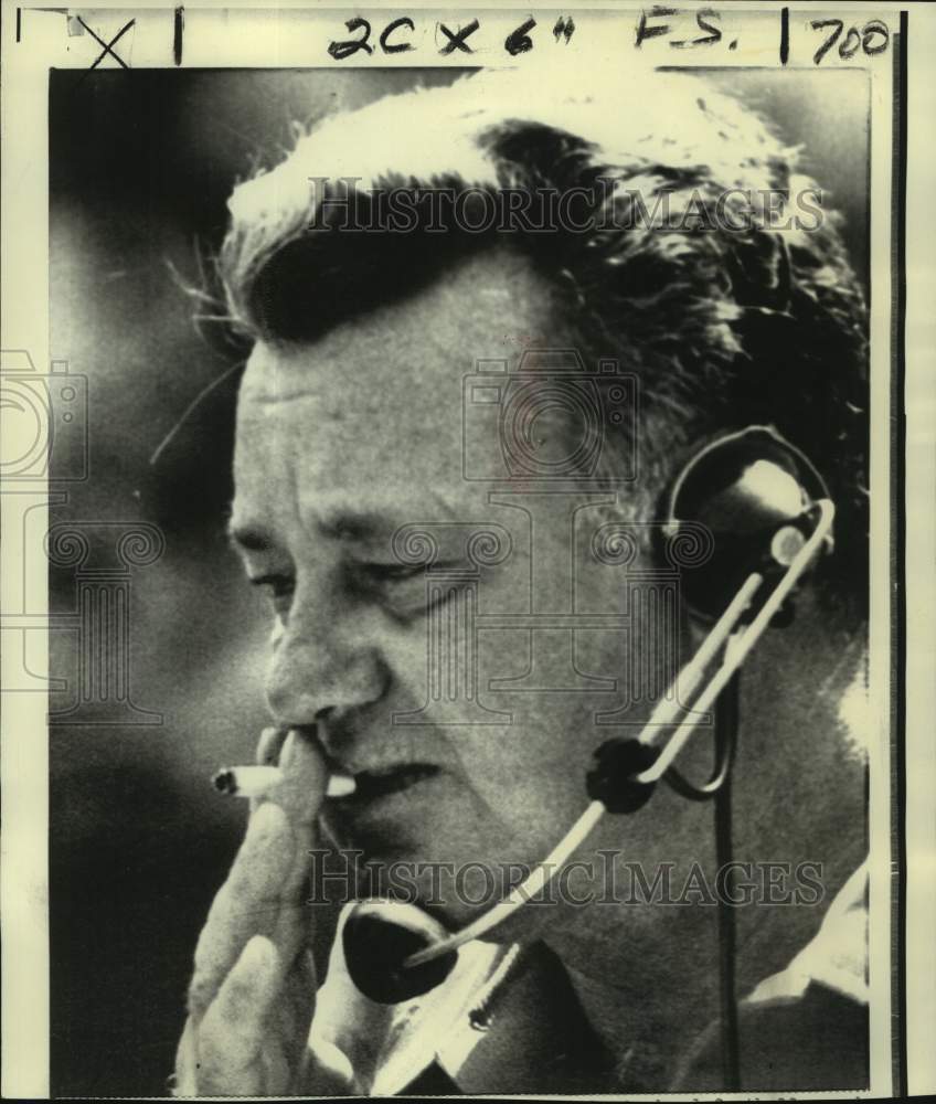 1973 Press Photo Atlanta Falcons coach Norm Van Brocklin smokes on sideline - Historic Images