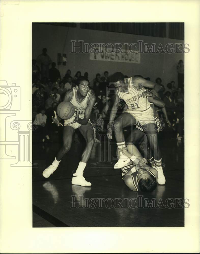 1984 Press Photo Basketball - Redeemer&#39;s Elden Irving &amp; Ernest Frazier in Action- Historic Images