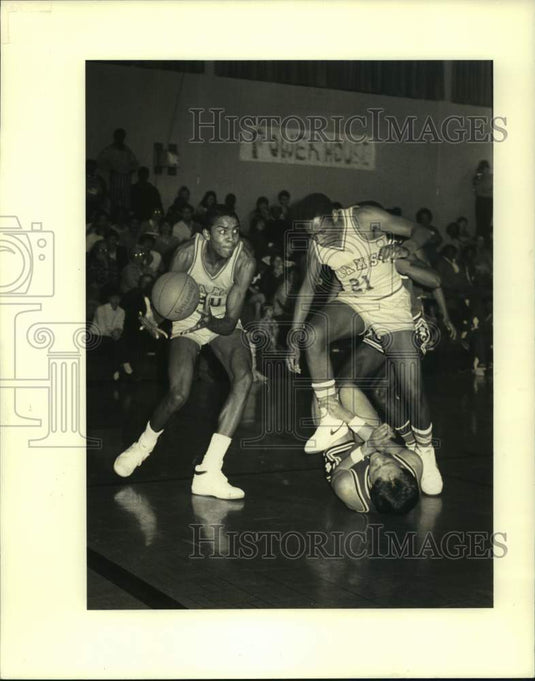 1984 Press Photo Basketball - Redeemer's Elden Irving & Ernest Frazier in Action- Historic Images