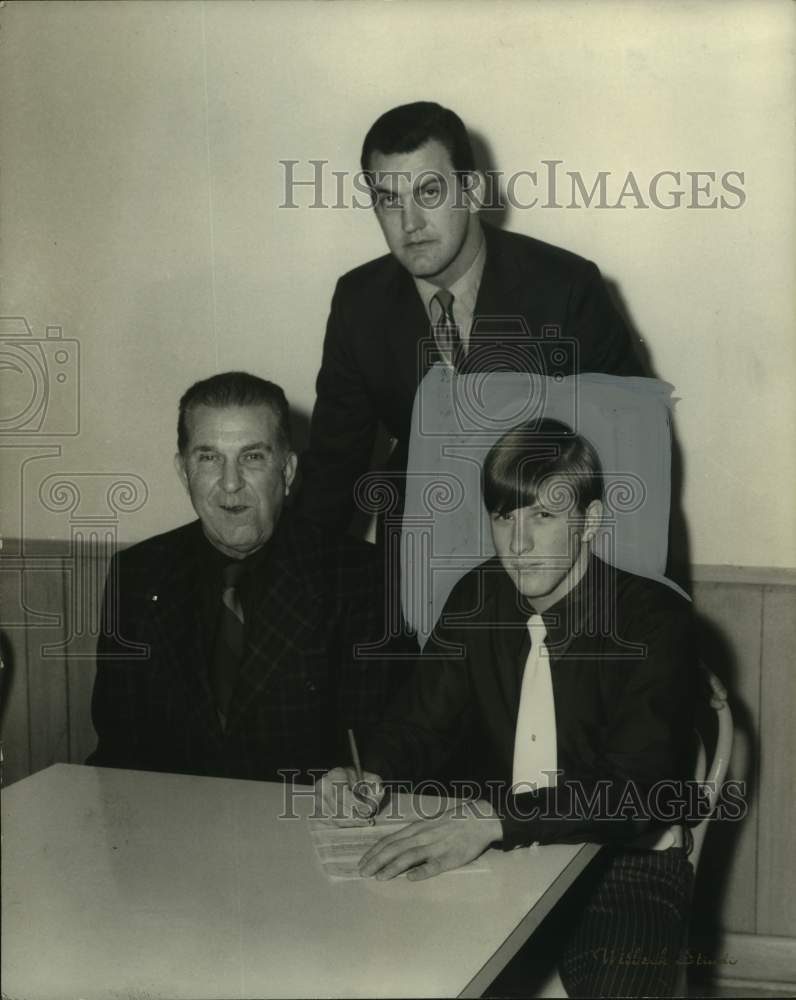 1971 Press Photo Hammond and Ole Miss football player Bobby Hammond with coaches- Historic Images