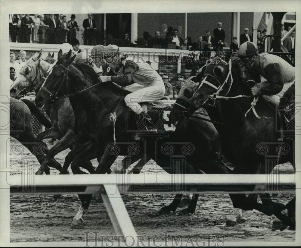 1968 Press Photo Horse racing jockey Eldon Hall in action - nos16665 - Historic Images