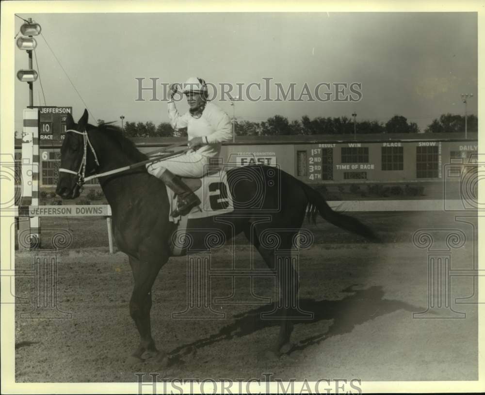 1982 Press Photo A race horse and jockey at Jefferson Downs - Historic Images