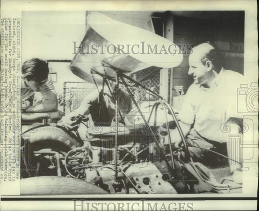1968 Formula One driver Denis Hulme and crew at Grand Prix of Mexico - Historic Images