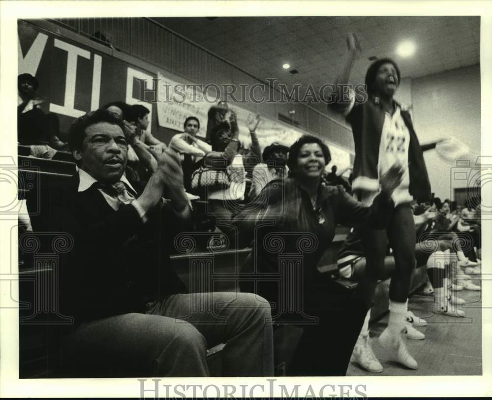 1984 Press Photo Dillard women&#39;s college basketball Harold Hunter on bench - Historic Images