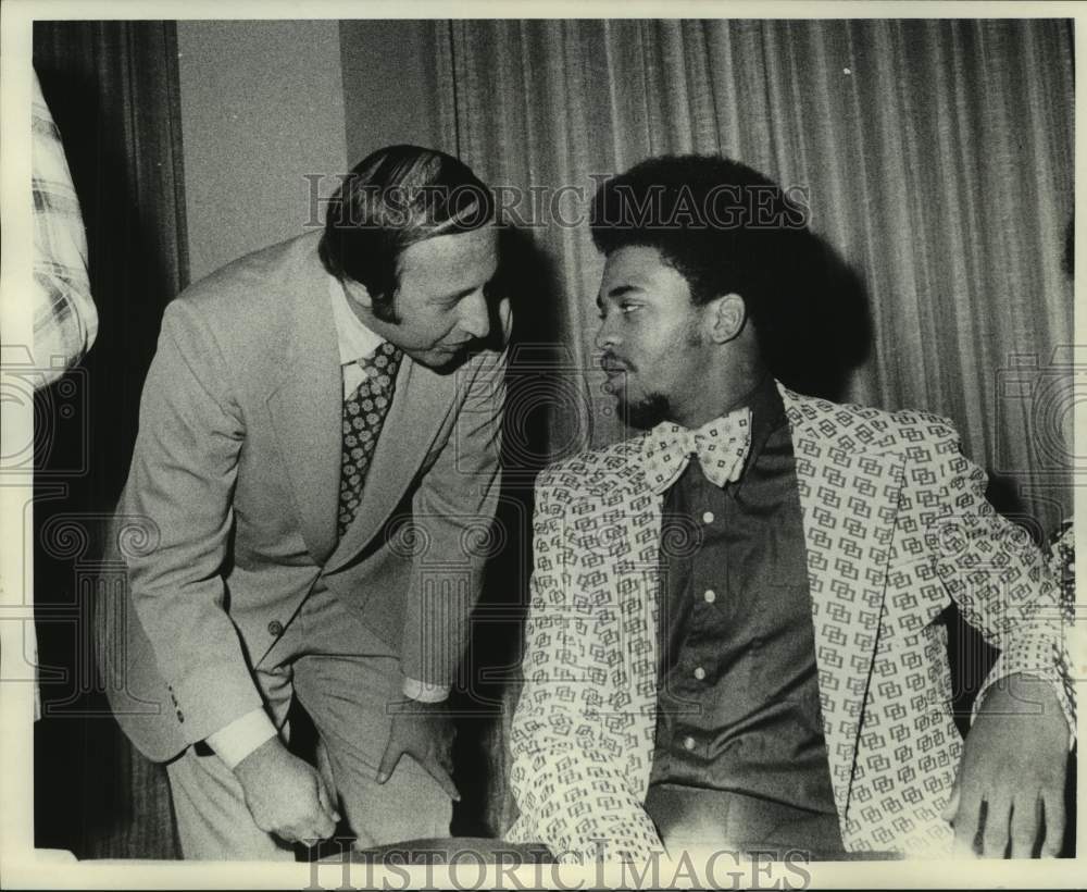 1974 Press Photo Fred Rosefeld with Jazz basketball player Aaron James - Historic Images