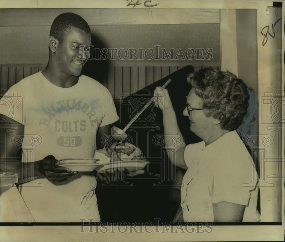 1967 Press Photo Baltimore Colts football player Roy Hilton, Bertha Livingston - Historic Images
