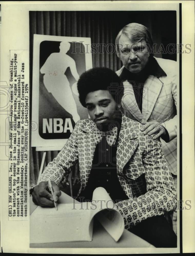 1974 Press Photo Aaron James and Scotty Robertson, New Orleans Jazz basketball- Historic Images