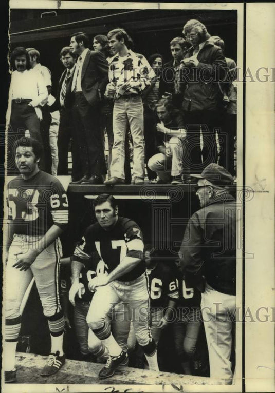 1973 Press Photo Football player Billy Kilmer heads for field - nos17847 - Historic Images