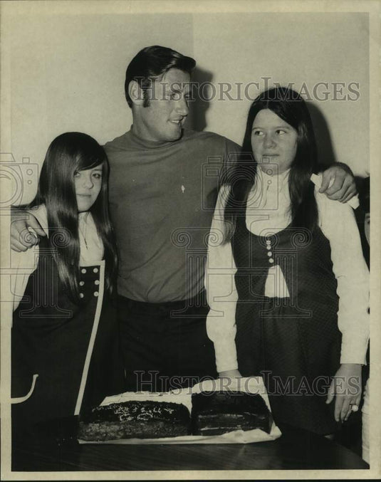 Press Photo Football player Bill Kilmer with Riverdale High students - nos17870- Historic Images