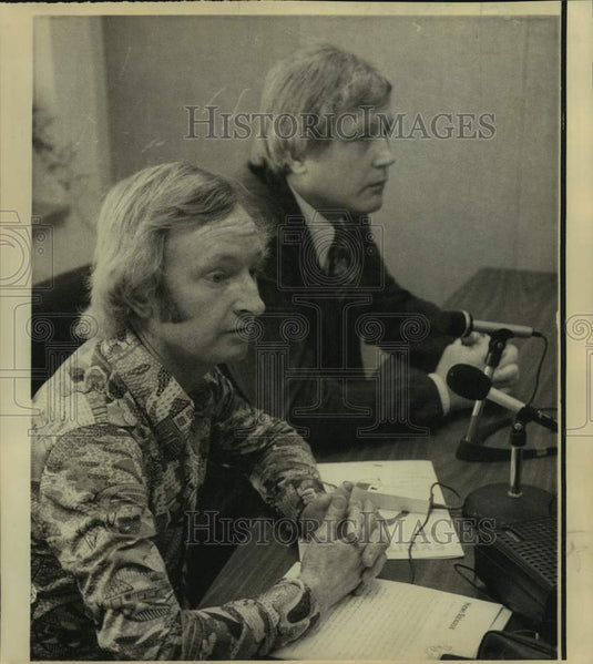 1976 Press Photo Tennis Player Rod Laver at the Microphone - nos18018- Historic Images