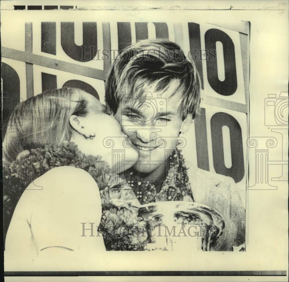 1972 Press Photo Golfer Grier Jones and wife after Hawaiian Open win - nos18390- Historic Images