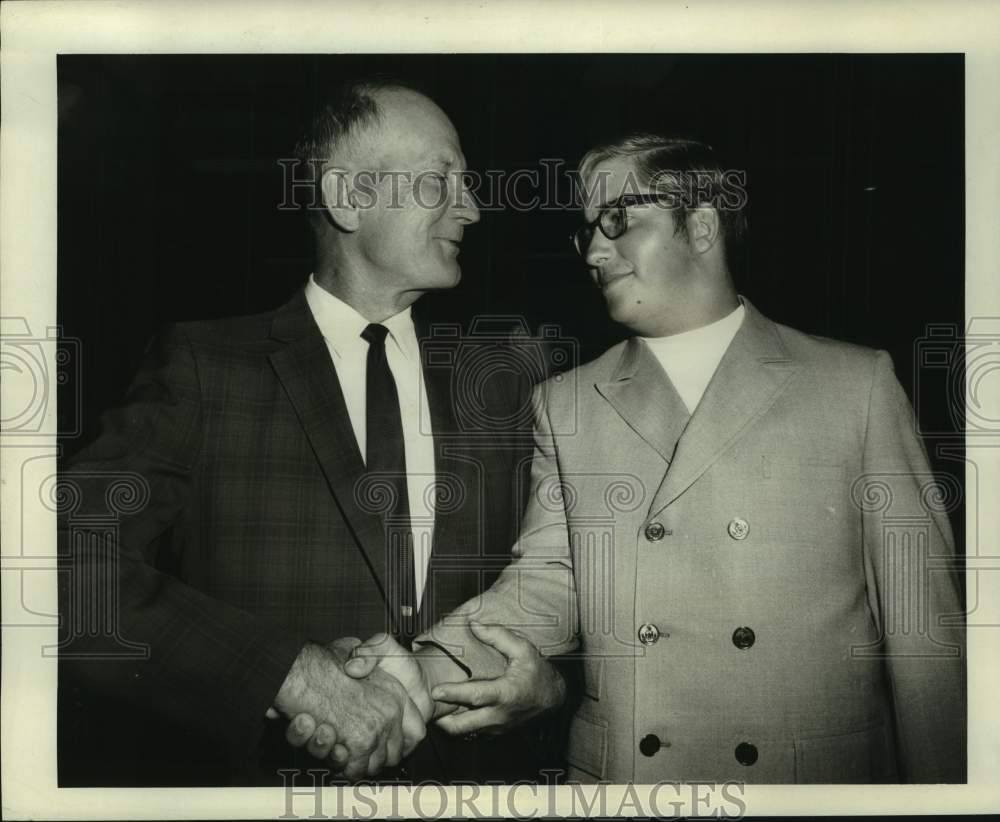 1969 Press Photo Winner Larry Griffin and Henry Armatis, St. John Golf Club- Historic Images