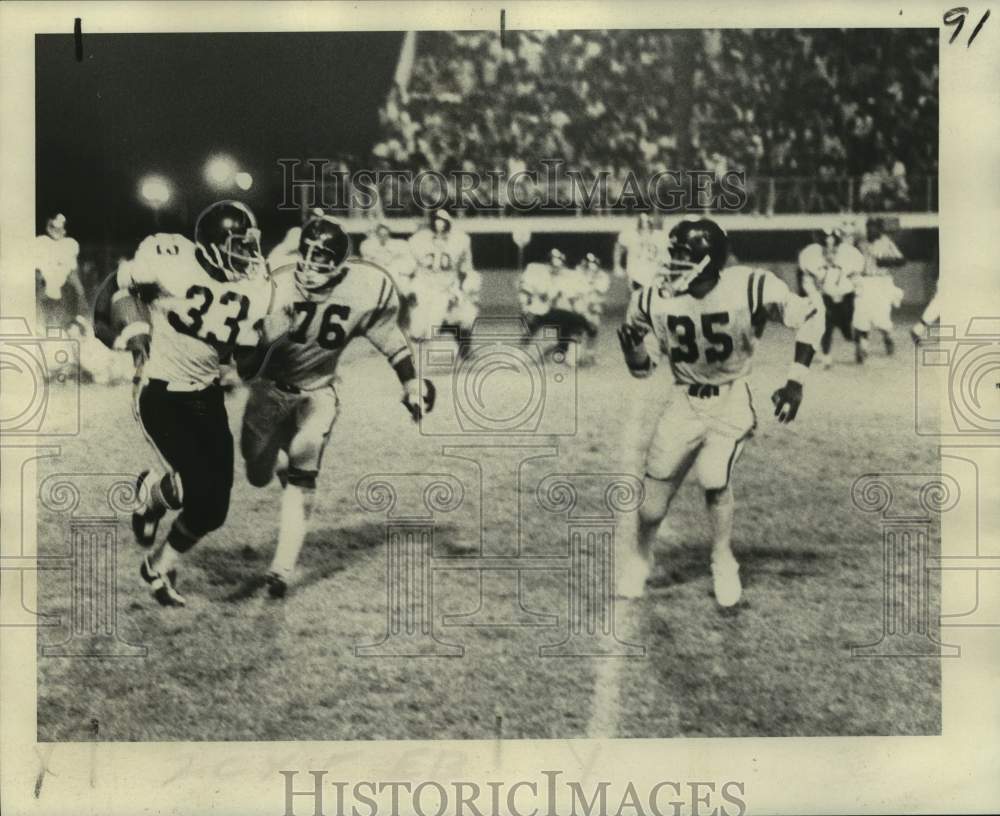 1975 Press Photo West Jefferson football player Ricky Knight in action - Historic Images