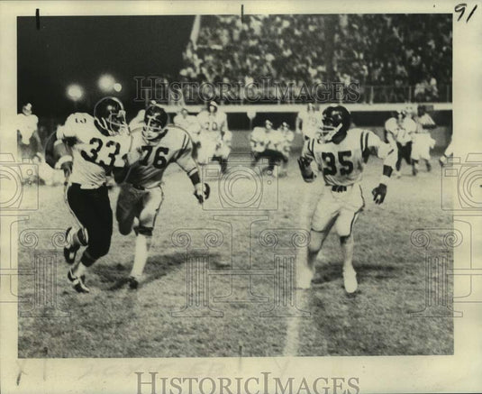 1975 Press Photo West Jefferson football player Ricky Knight in action - Historic Images