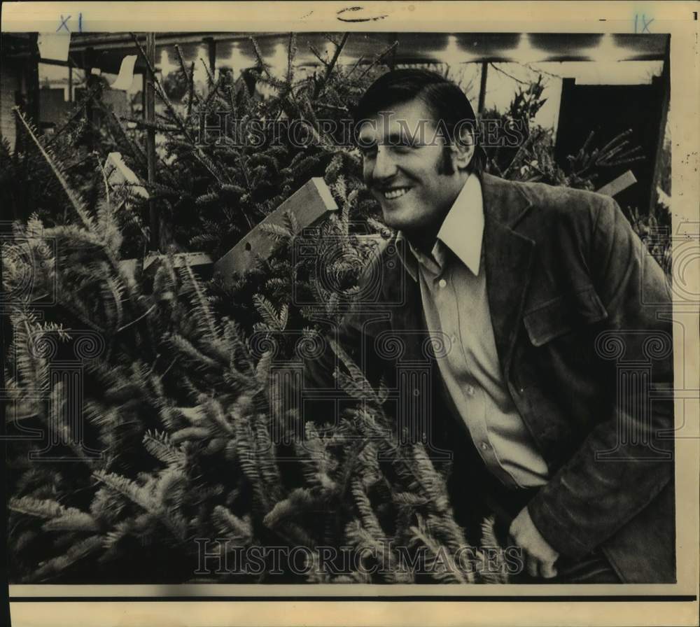 1971 Press Photo Washington Redskins Billy Kilmer Shops for Christmas Tree - Historic Images