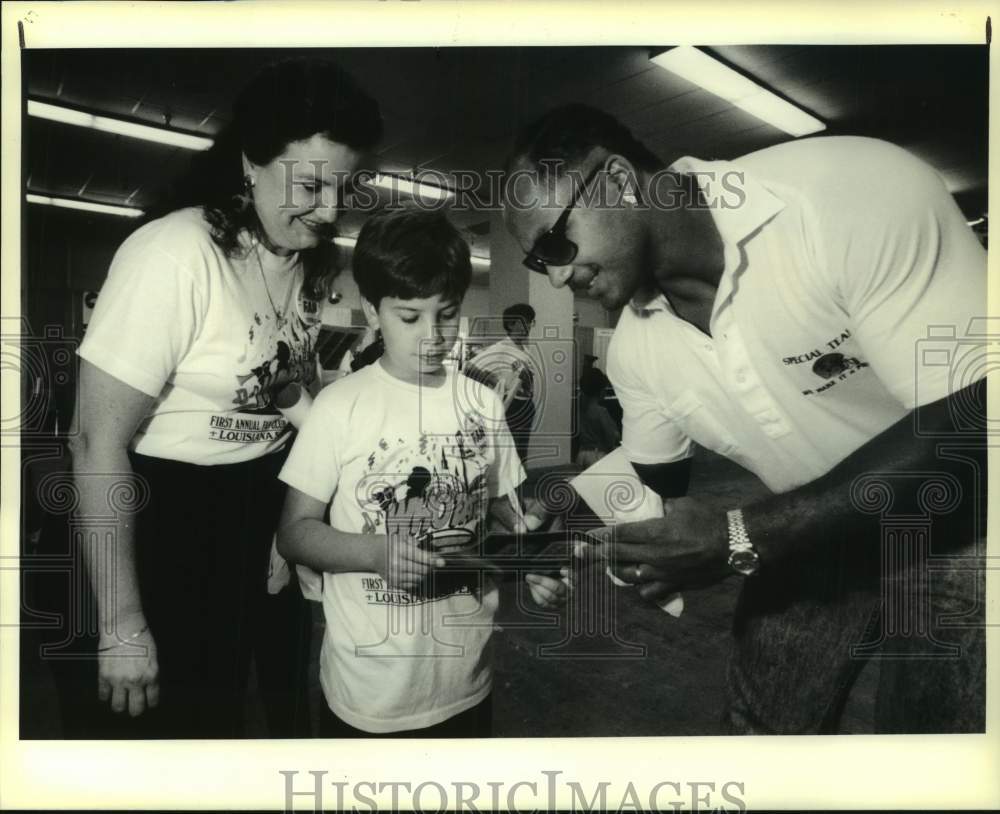 1990 Press Photo New Orleans Saints football player Buford Jordan and fans- Historic Images