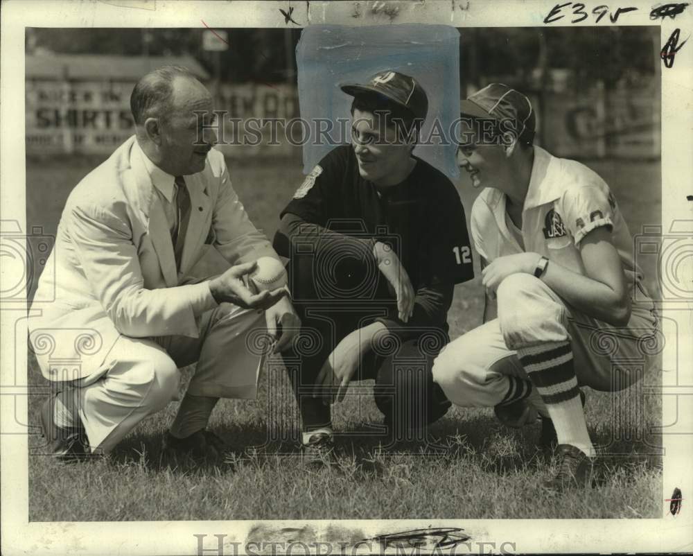 1978 Press Photo Jax softball players and a team executive in the 1940s- Historic Images