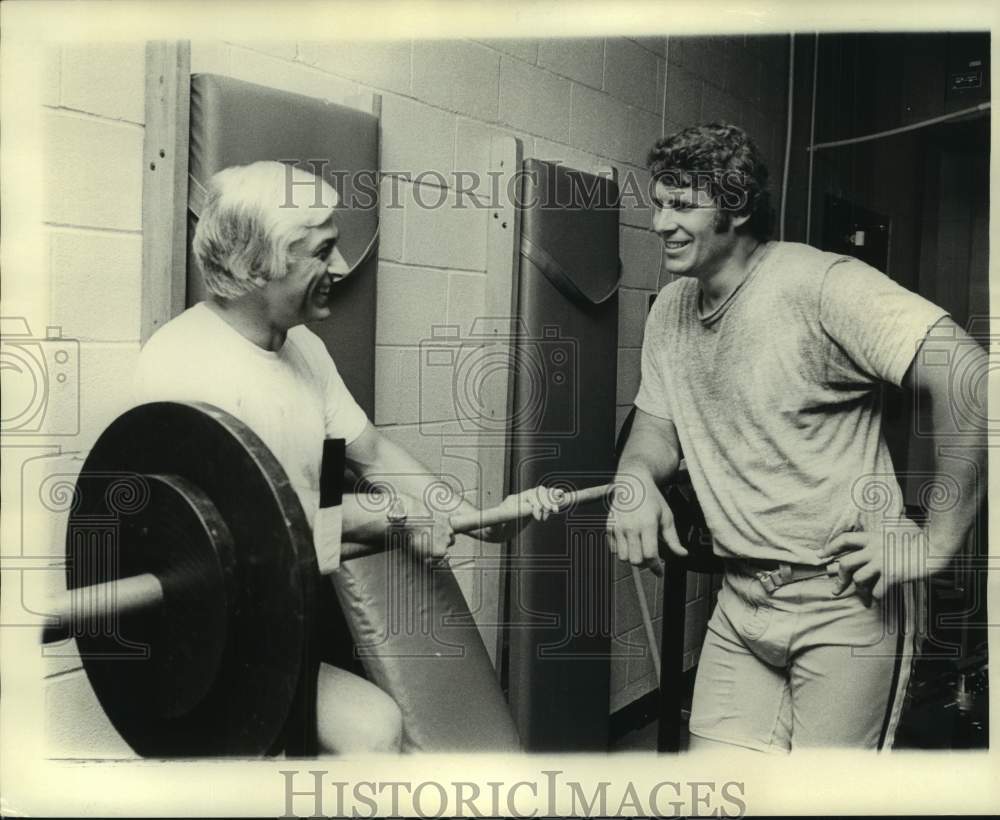 1975 Press Photo Lou Riecke and guard Jake Kapp, New Orleans Saints- Historic Images