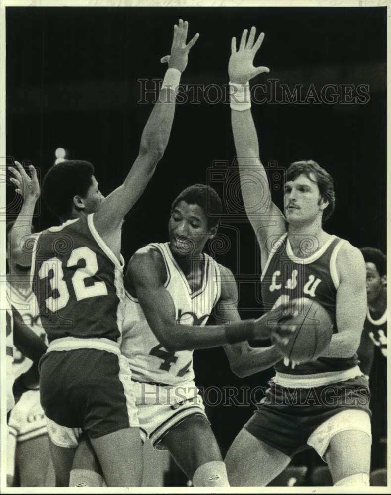 1978 LSU and New Orleans play men&#39;s college basketball - Historic Images