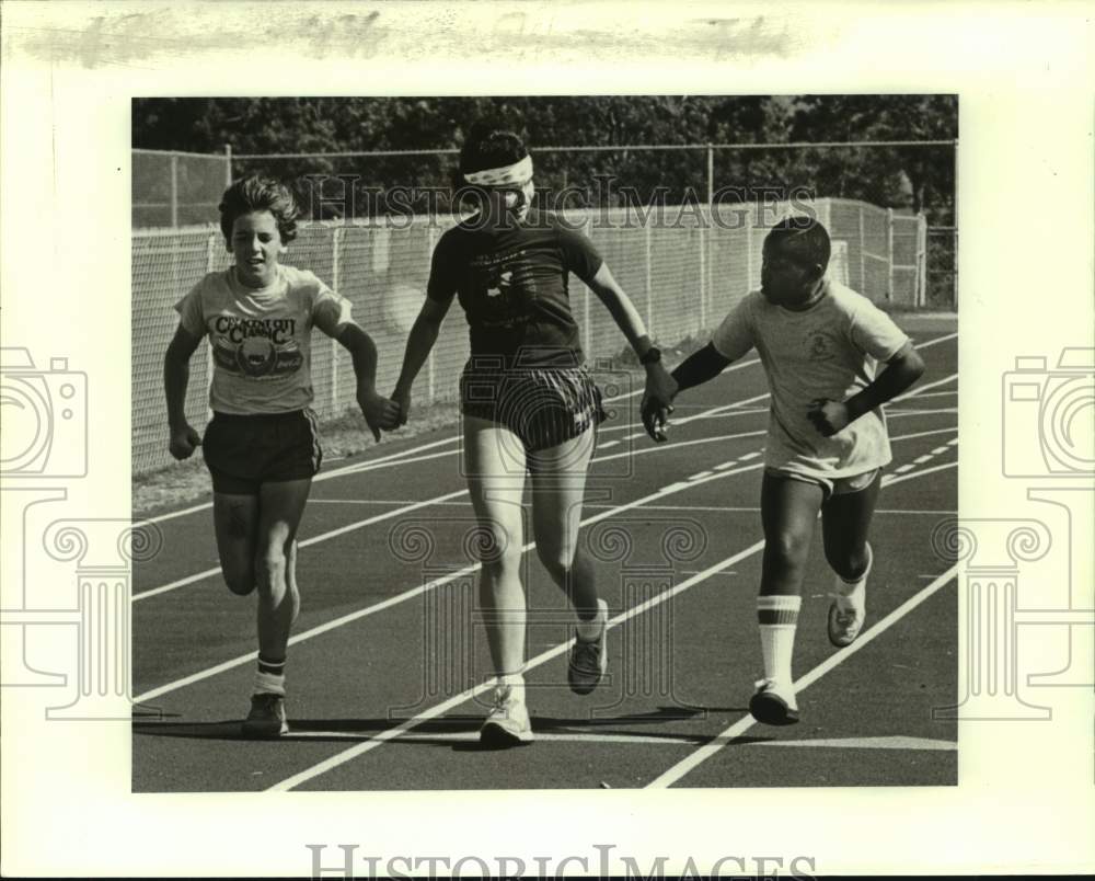 1983 Press Photo Joggers on a track - nos18884 - Historic Images