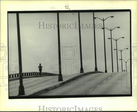 1989 Press Photo A jogger on the Wisner overpass in New Orleans - nos18972 - Historic Images