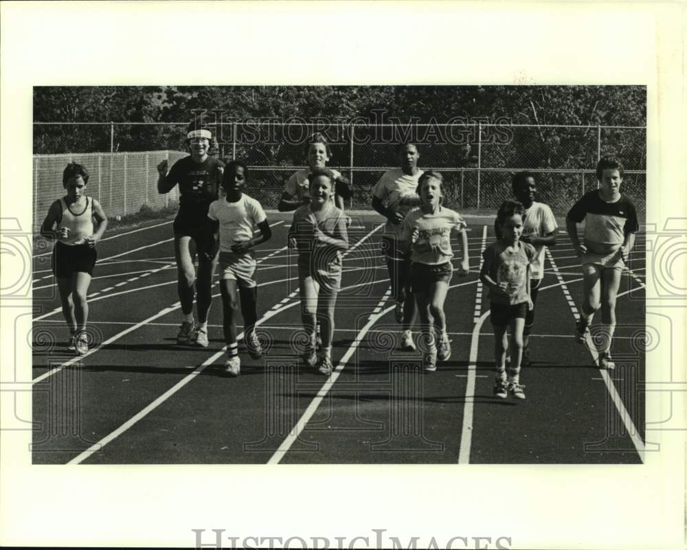 1983 Press Photo Children running on a track - nos19038- Historic Images