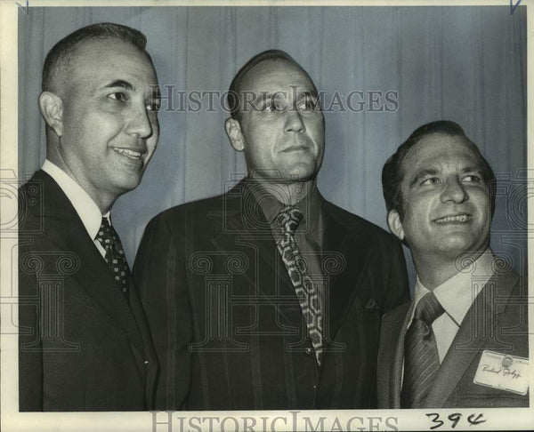 1971 Ole Miss football coach Billy Kinard with school officials ...