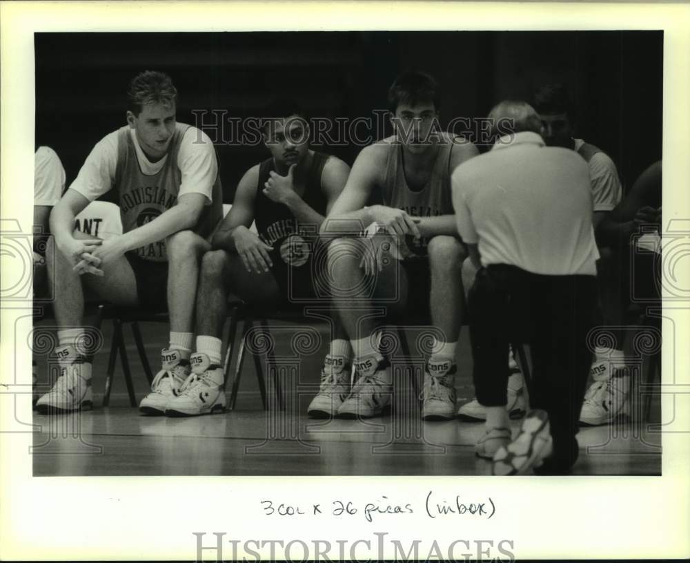 1989 Press Photo Basketball - LSU&#39;s Chris Jackson Listen to Coach Dale Brown - Historic Images