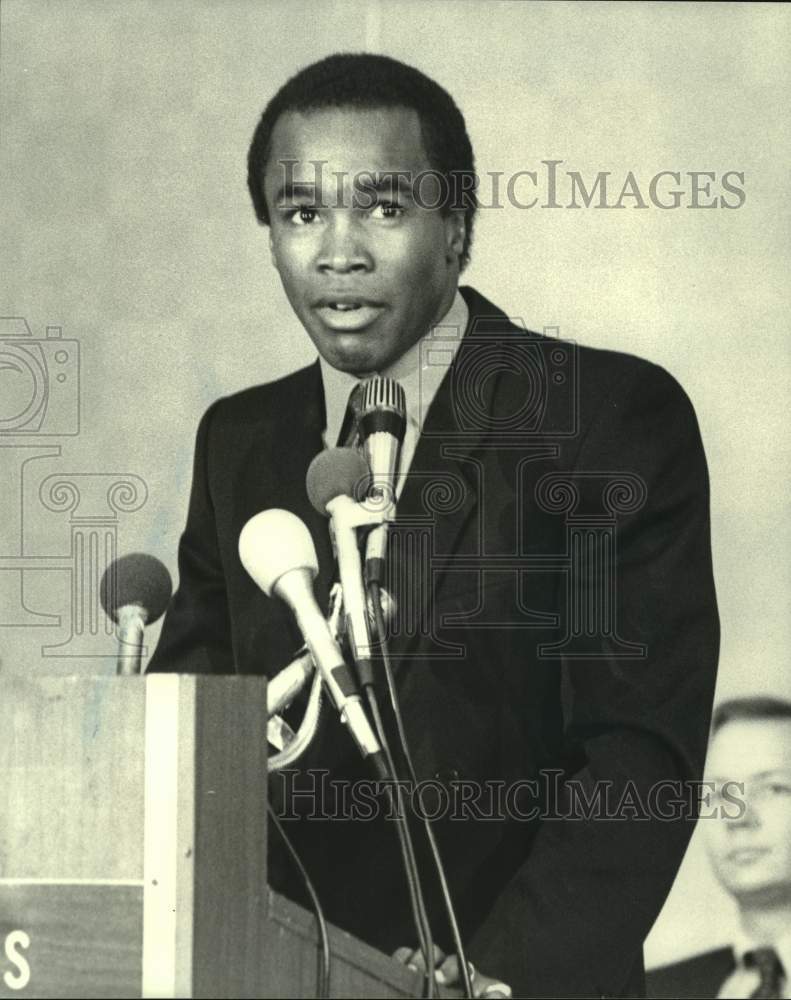 1981 Press Photo Boxer Sugar Ray Leonard at a lecturn - nos19378 - Historic Images