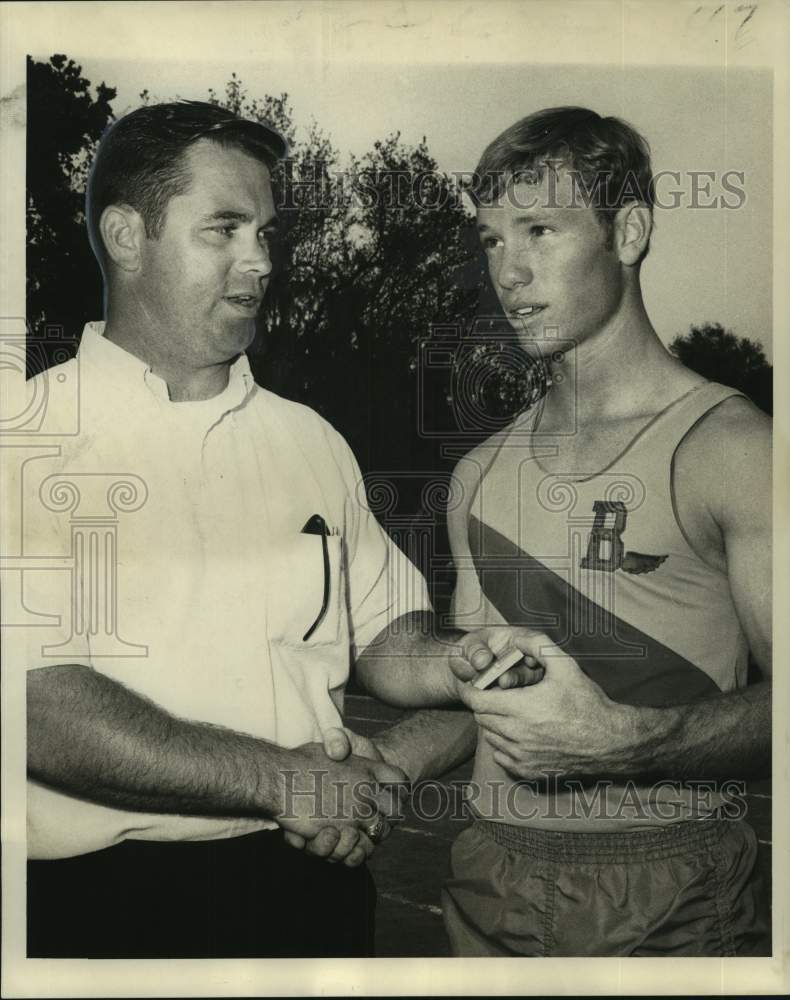 1970 Press Photo Barthe track athlete David Koch with coach Don Schwab- Historic Images