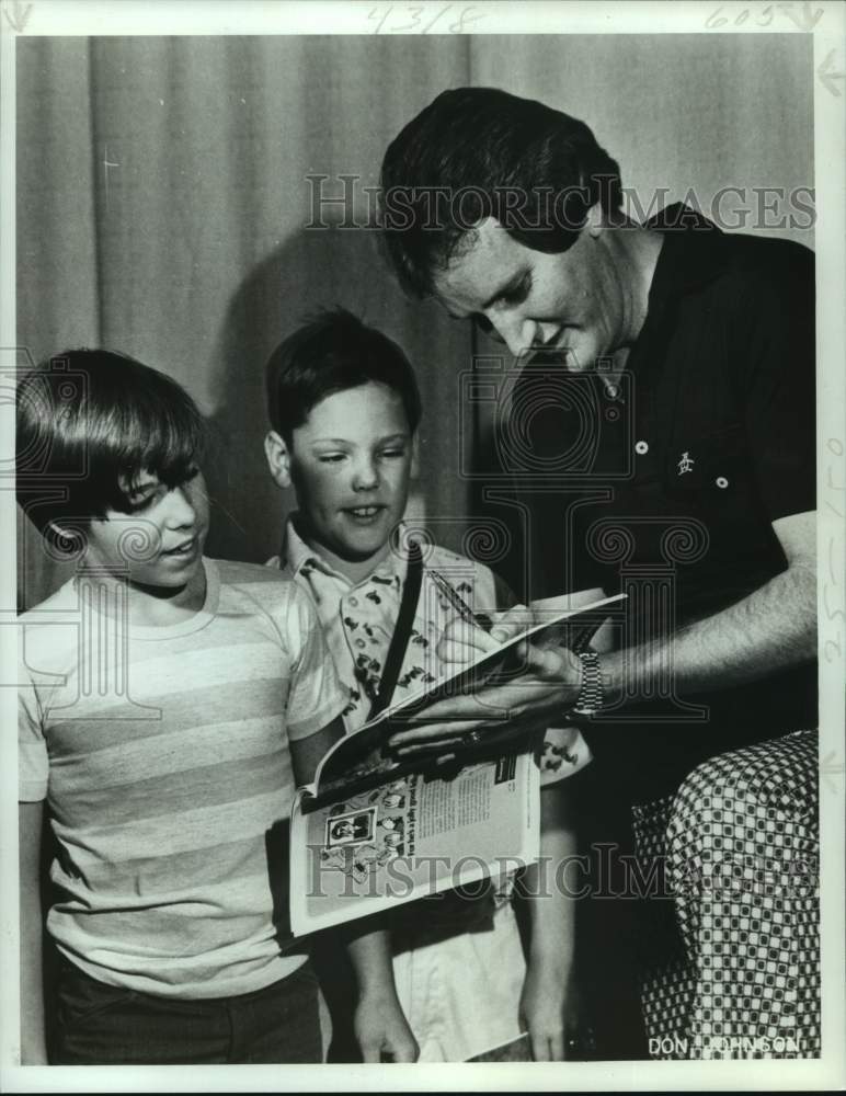 1978 Press Photo Pro bowler Don Johnson signs autographs - nos19539- Historic Images