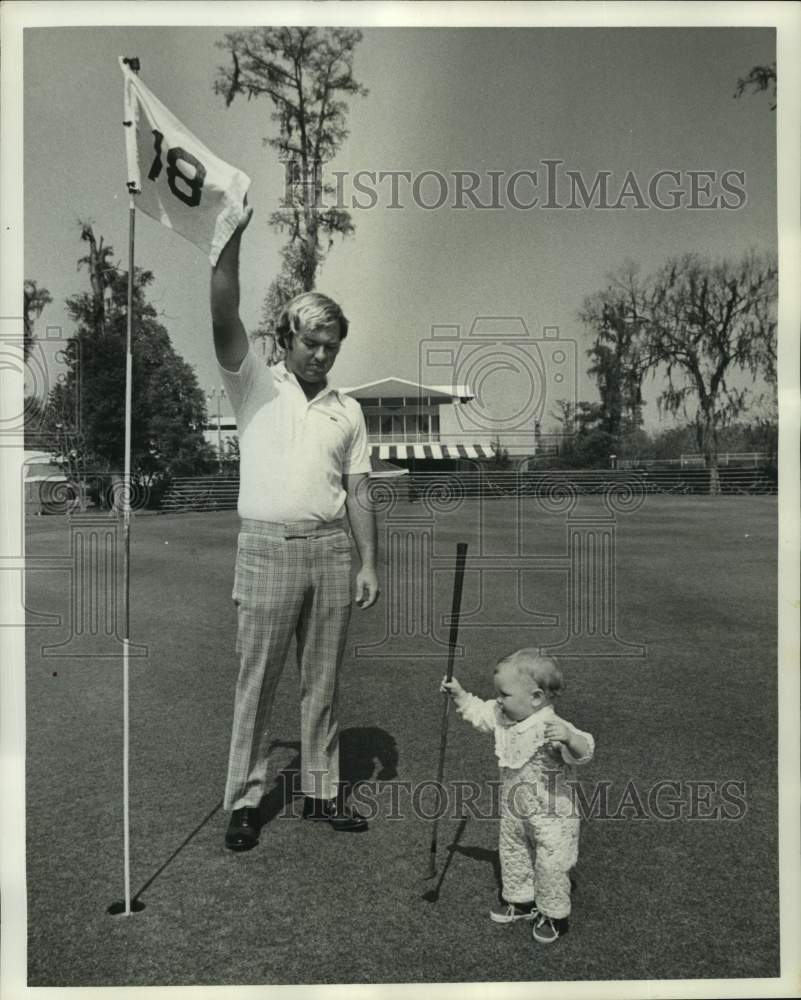 1974 Press Photo Pro golfer Mike Kallam and daughter Janet at Lakewood C.C. - Historic Images