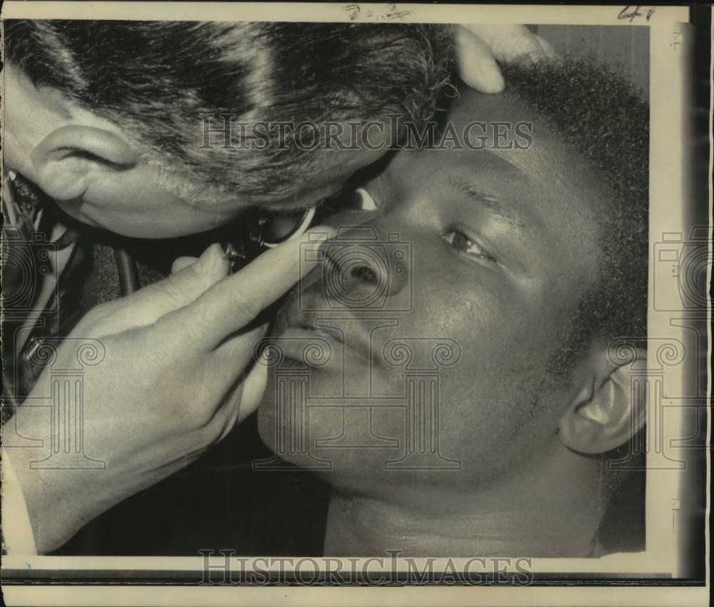 1968 Press Photo Boxing - Emile Griffith Has Eye Check By Dr. Harry Kleiman - Historic Images