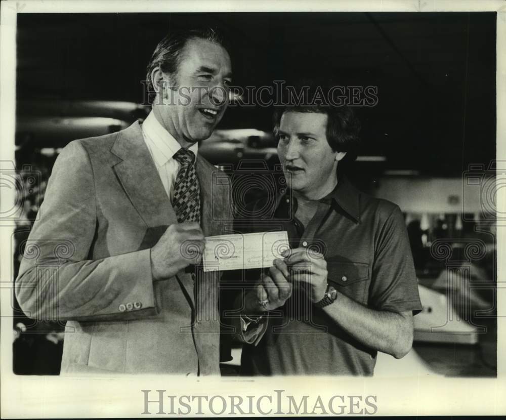 1977 Press Photo Bowler Don Johnson with Midas president Ralph Weiger - Historic Images