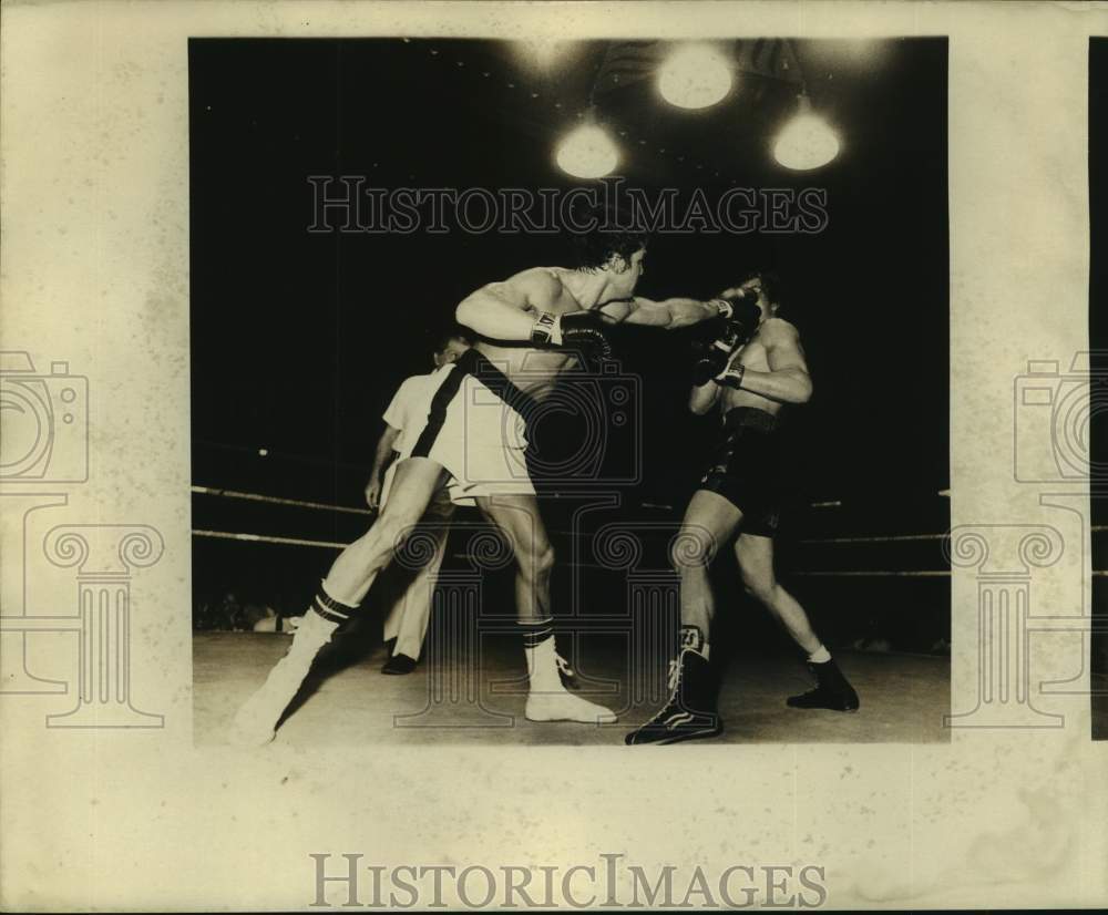 1975 Press Photo Boxer Tony Licata in action - nos19700- Historic Images