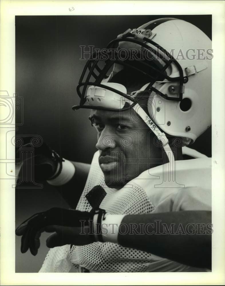 1990 Press Photo Football Player Tyrone Lewis - nos19911- Historic Images