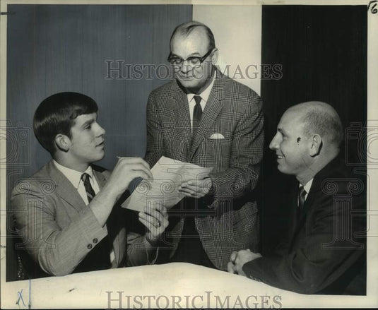 1969 Press Photo Future Tulane football player Jeff Hollingsworth and coaches - Historic Images