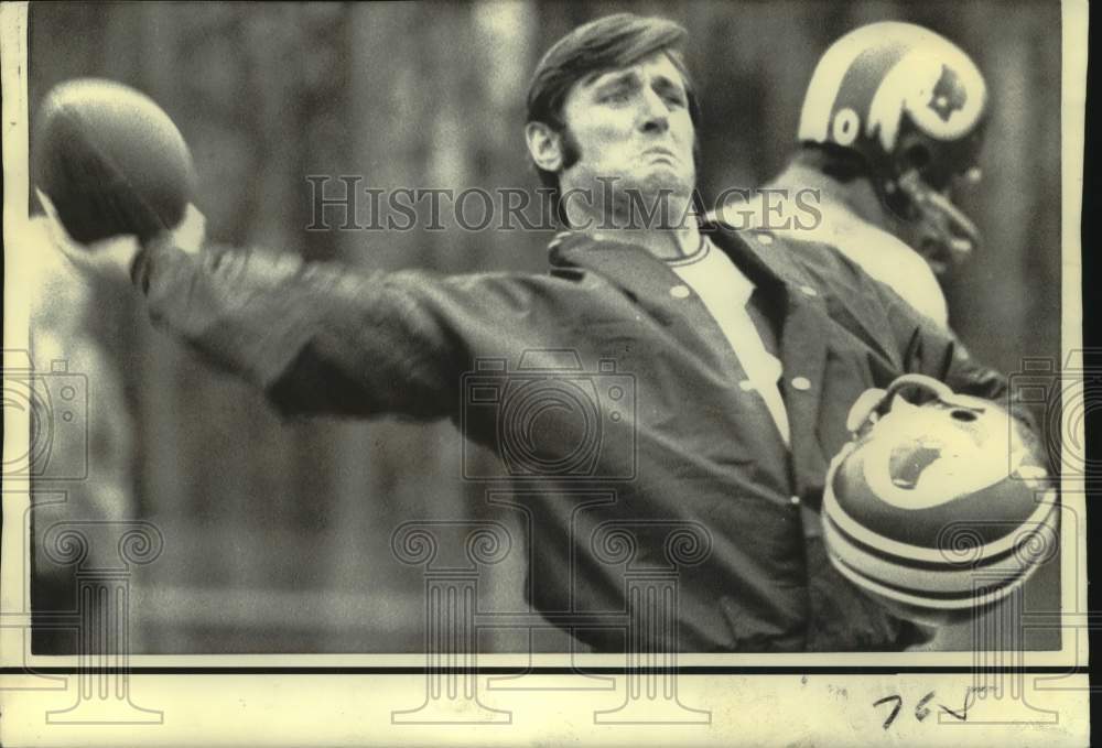 1973 Press Photo Washington Redskins football quarterback Billy Kilmer throws - Historic Images