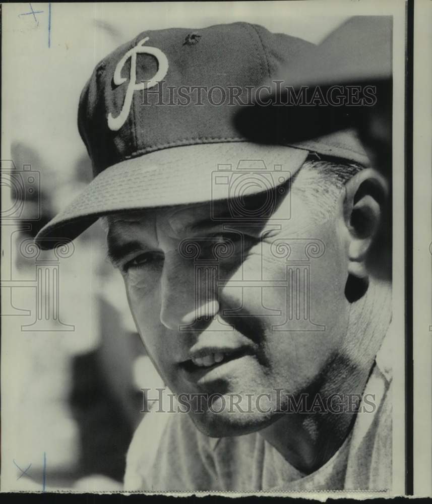 1968 Press Photo Philadelphia Phillies baseball manager Gene Mauch watches game - Historic Images